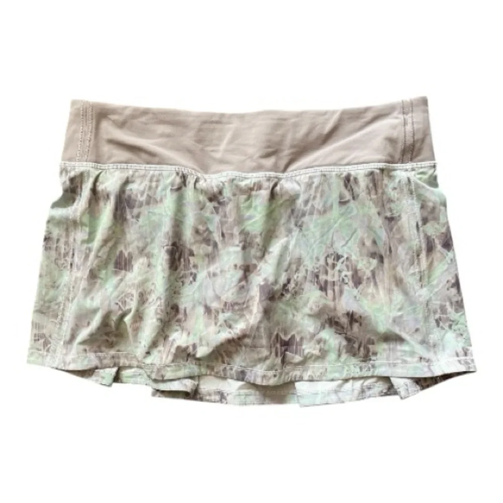 #083, Lululemon mid rise pace rival gray and Green Patterned Skirt, size 8